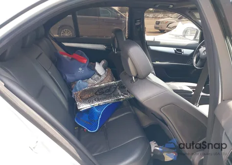 2009 Mercedes-Benz C 300 Luxury/Sport z USA, uszkodzony, nr VIN WDDGF54X99F205253